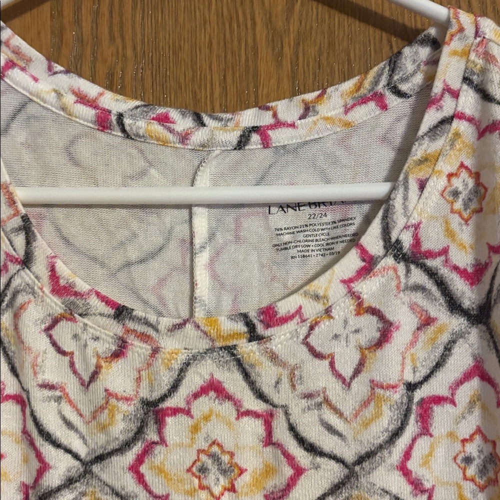 Lane Bryant Geometric Floral Short Sleeve Top - Multicolor Size 22/24 - Picture 3 of 5